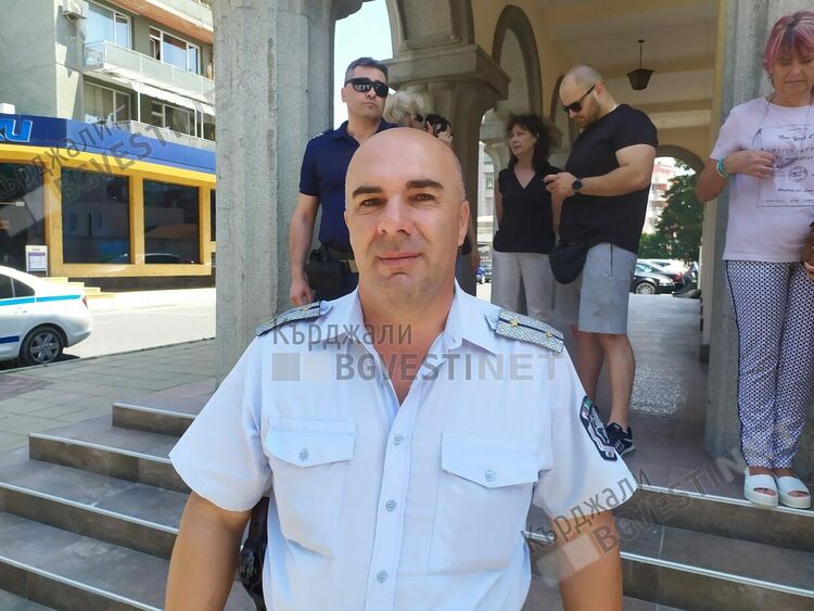 Протестиращи полицаи в Кърджали: Заплатите ни са колкото на продавач-консултанти, патрулираме с лични автомобили