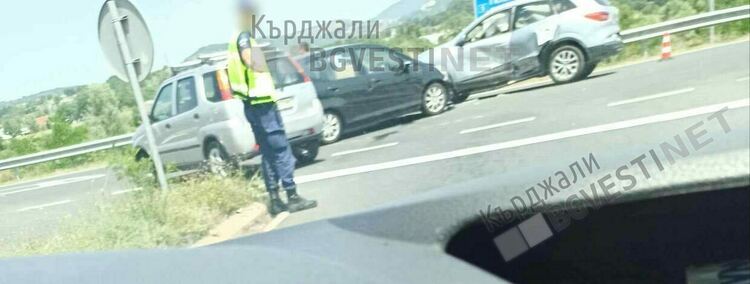  Катастрофа заради неспазено предимство преди минути по пътя за Маказа