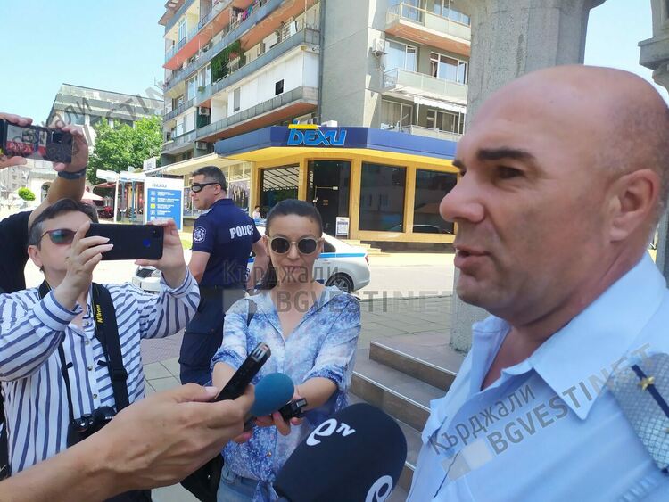 Протестиращи полицаи в Кърджали: Заплатите ни са колкото на продавач-консултанти, патрулираме с лични автомобили