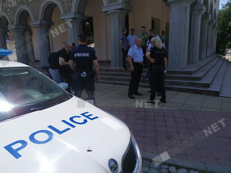 Протестиращи полицаи в Кърджали: Заплатите ни са колкото на продавач-консултанти, патрулираме с лични автомобили