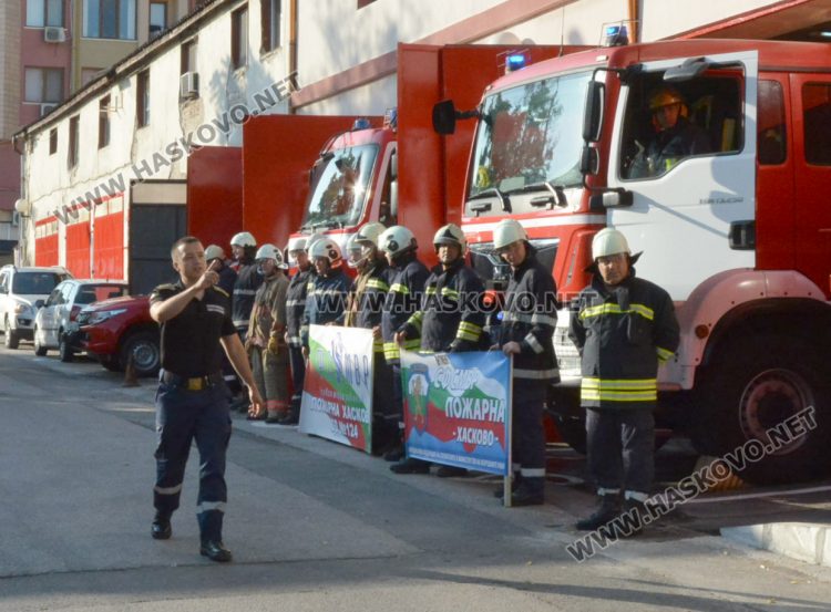 Пожарникари от Хасково излязоха на втори протест