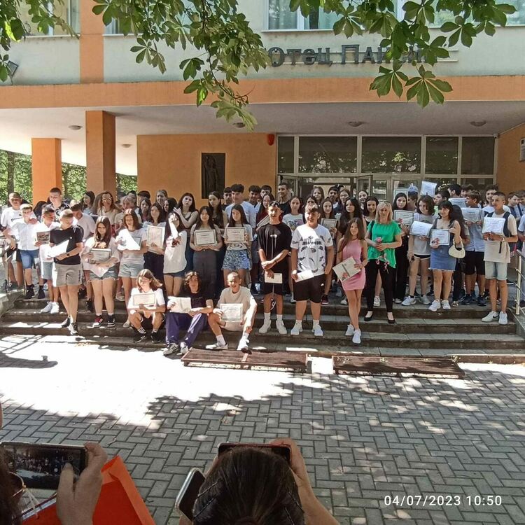 СУ „Отец Паисий“ тържествено връчи свидетелствата на седмокласниците от Випуск 2023