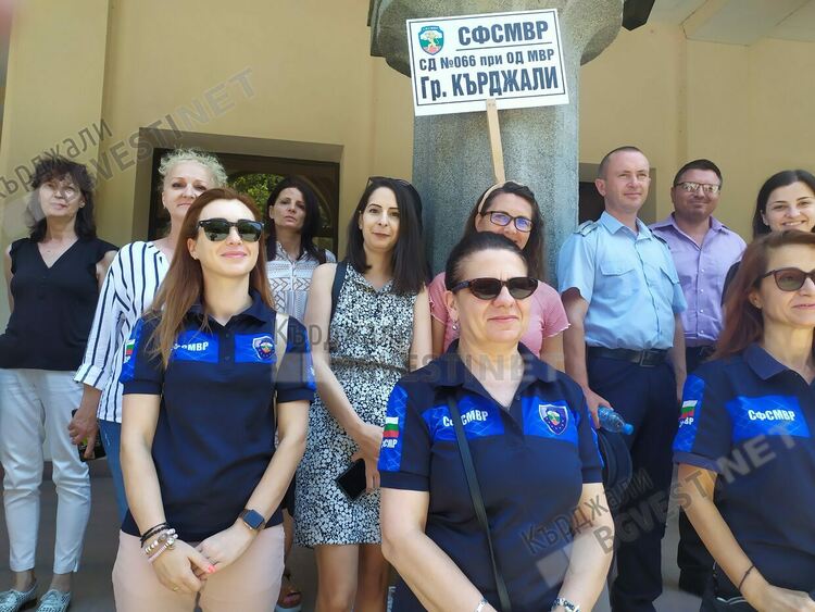 Протестиращи полицаи в Кърджали: Заплатите ни са колкото на продавач-консултанти, патрулираме с лични автомобили