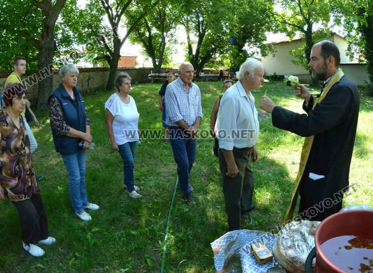 Храмов празник чества църквата „Света Неделя“ в Мандра