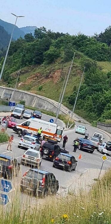 Мотор се удари в лека кола на разклона за Смилян, двама пострадаха /обновена/