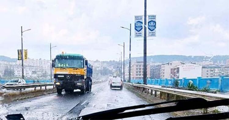 Камион навлезе в насрещното на Новия мост, гази закона защото е без специален режим на движение