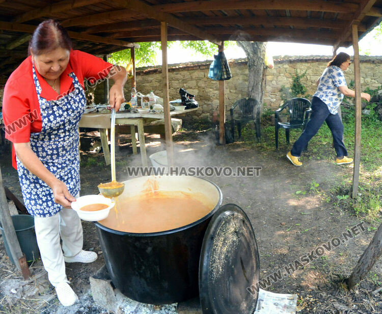 Храмов празник чества църквата „Света Неделя“ в Мандра