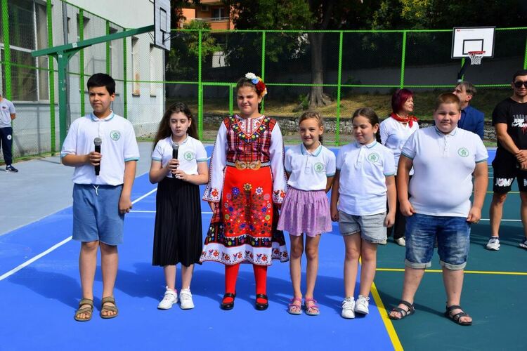 Откриха официално новата спортна площадка в ОУ „Отец Паисий“