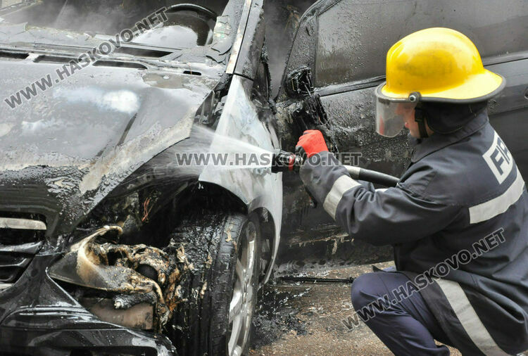 Автомобил и полуремарке изгоряха при пожари