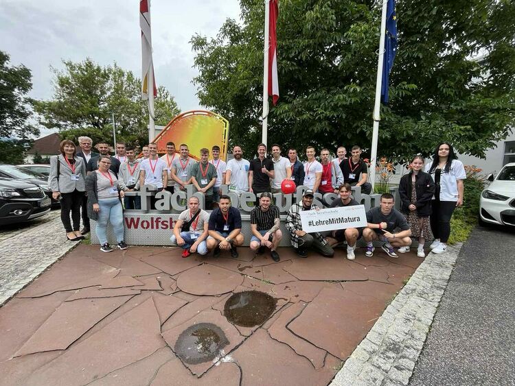 Учениците на  ПГЕЕ „Капитан Петко войвода“ стартираха международния си стаж