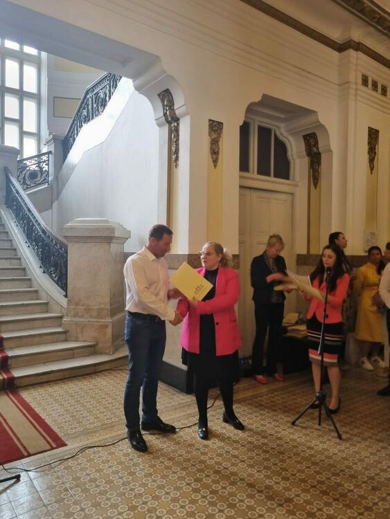 Кметът на Мадан подписа договор по проект, който ще помага на малкия и среден бизнес в две общини