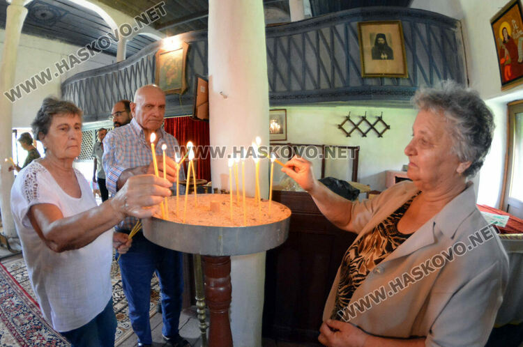 Храмов празник чества църквата „Света Неделя“ в Мандра