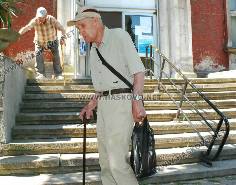 Някои от хасковските пенсионери доволни от увеличението, други искат по 1000-1500 лева 