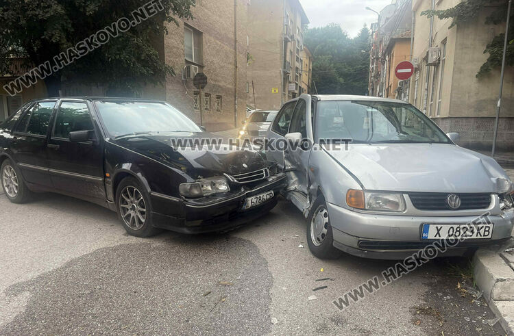 Водач пострада при катастрофа в Хасково