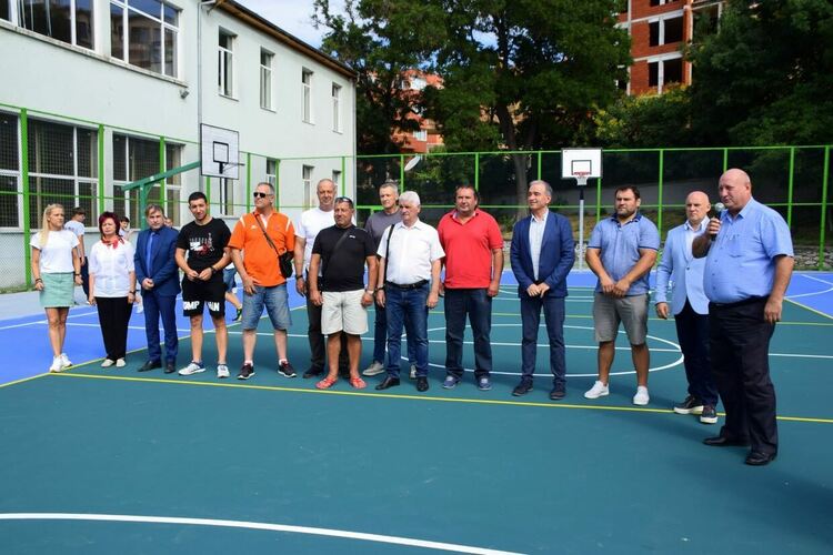Откриха официално новата спортна площадка в ОУ „Отец Паисий“