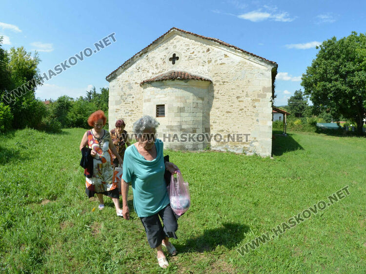Храмов празник чества църквата „Света Неделя“ в Мандра