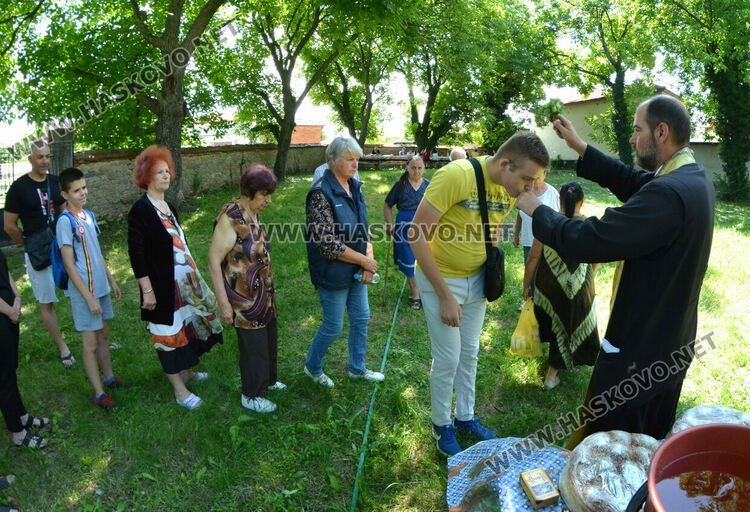 Храмов празник чества църквата „Света Неделя“ в Мандра