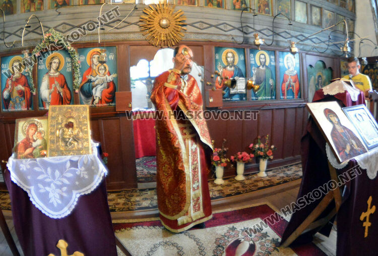 Храмов празник чества църквата „Света Неделя“ в Мандра