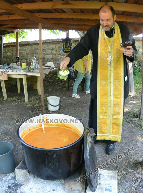Храмов празник чества църквата „Света Неделя“ в Мандра