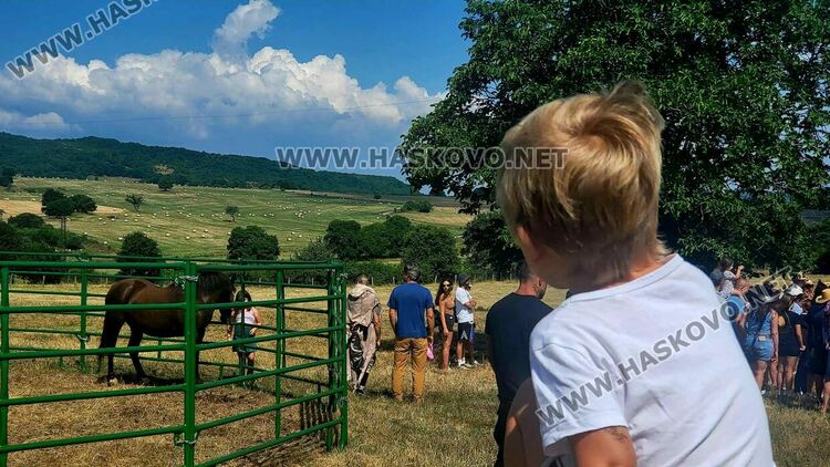 Демонстрираха яздене на коне и конна стрелба с лък