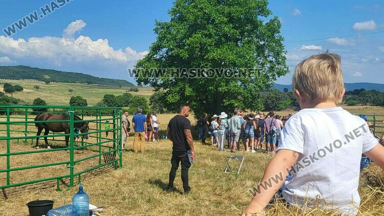 Демонстрираха яздене на коне и конна стрелба с лък