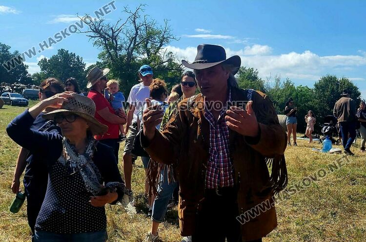 Демонстрираха яздене на коне и конна стрелба с лък