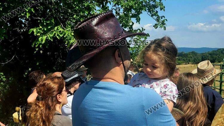 Демонстрираха яздене на коне и конна стрелба с лък