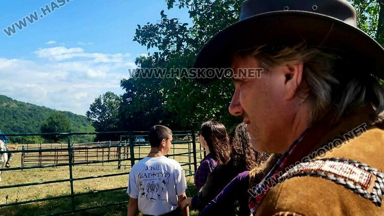 Демонстрираха яздене на коне и конна стрелба с лък