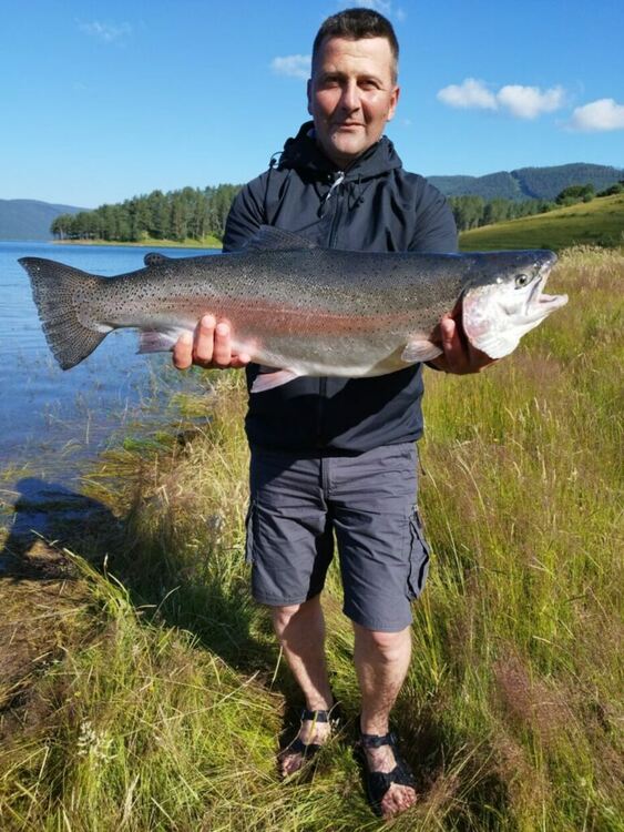  Уловиха гигантска пъстърва в яз.Доспат