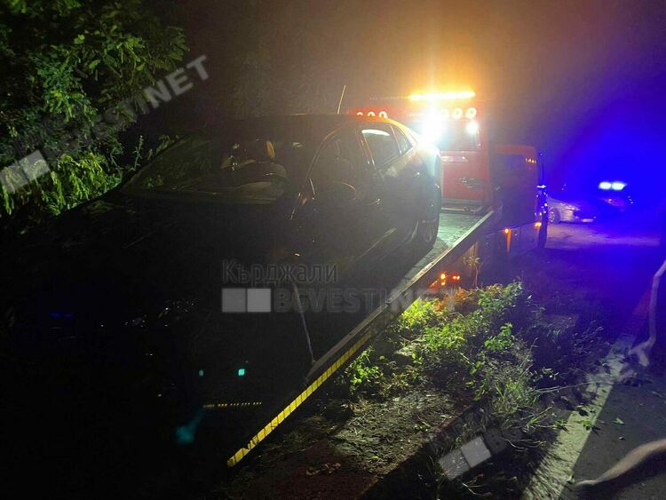 Кола с турска регистрация катастрофира по пътя за Джебел на разклона за Балабаново