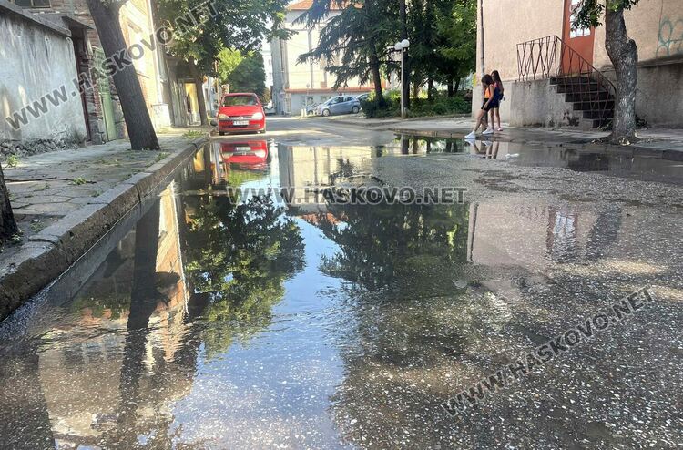 Читател: Вода се излива по улица в центъра на Хасково