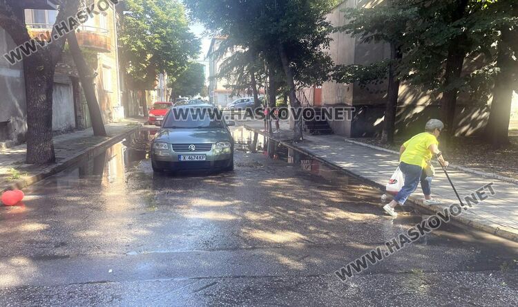 Читател: Вода се излива по улица в центъра на Хасково