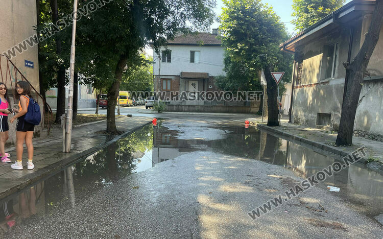 Читател: Вода се излива по улица в центъра на Хасково