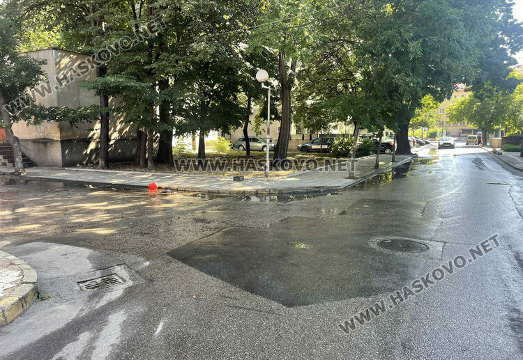 Читател: Вода се излива по улица в центъра на Хасково