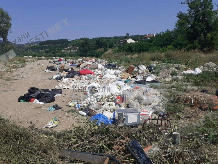 Нерегламентирано сметище на метри от футболното игрище в парк „Арпезос-Север“! 