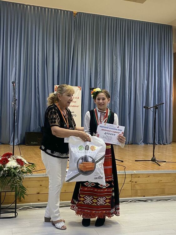 Златни медали и специални награди за „Зора-Зорничка“ от Национална фолклорна среща