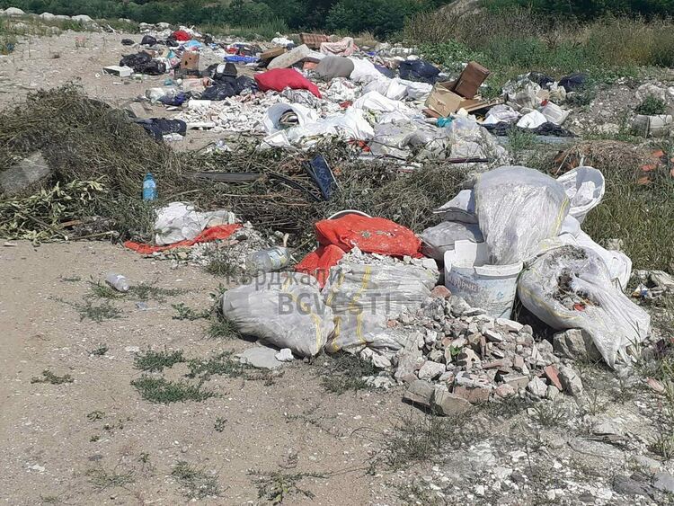 Нерегламентирано сметище на метри от футболното игрище в парк „Арпезос-Север“! 