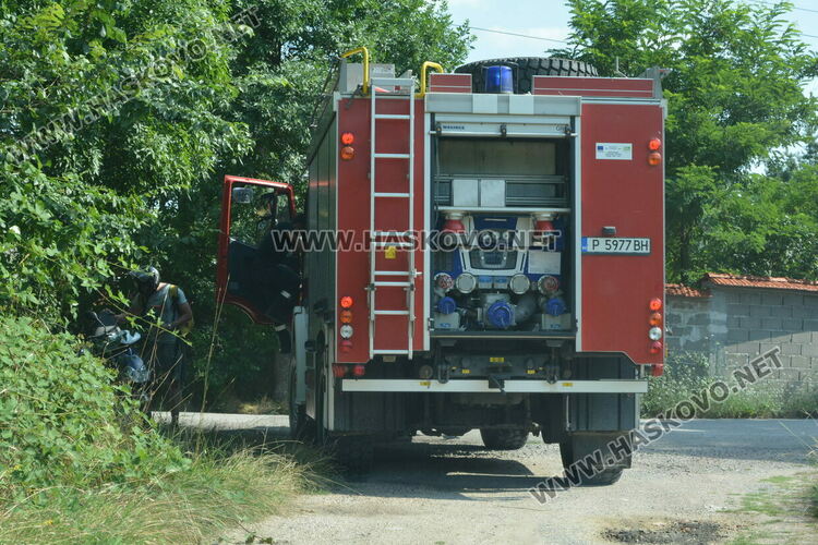 Пожар унищожи фургон, постройка, мотори за поливане и контейнер с гуми