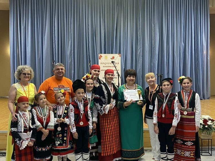 Златни медали и специални награди за „Зора-Зорничка“ от Национална фолклорна среща