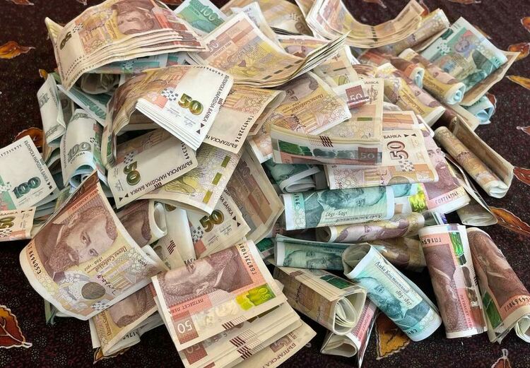 Задържаха престъпна група, занимавала се с измами на чужденци