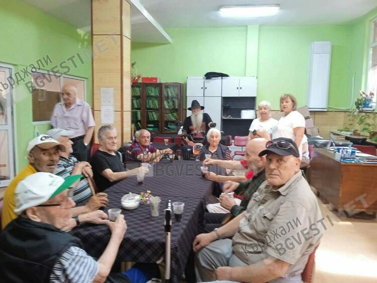 Кърджалийци от Дома за стари хора бяха посрещнати радушно в Клуба на инвалида