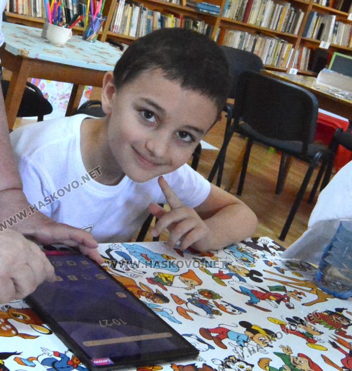 Интерактивна книжка развива въображението на децата в библиотеката в „Заря“