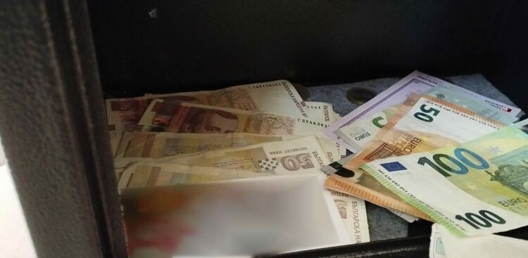 Задържаха престъпна група, занимавала се с измами на чужденци