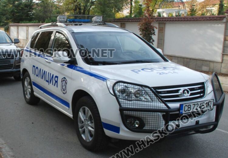 Мъж открадна 1000 лв. от паркирана кола, младеж разби машина и задигна 100 лв. 