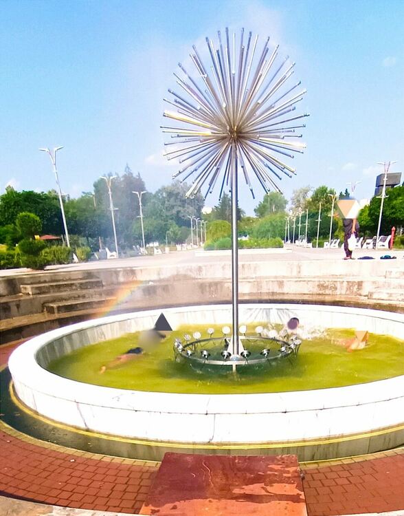 Откриха плувното лято в Кърджали в… единствения работещ шадраван