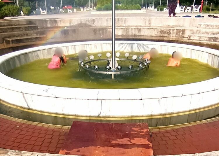 Откриха плувното лято в Кърджали в… единствения работещ шадраван