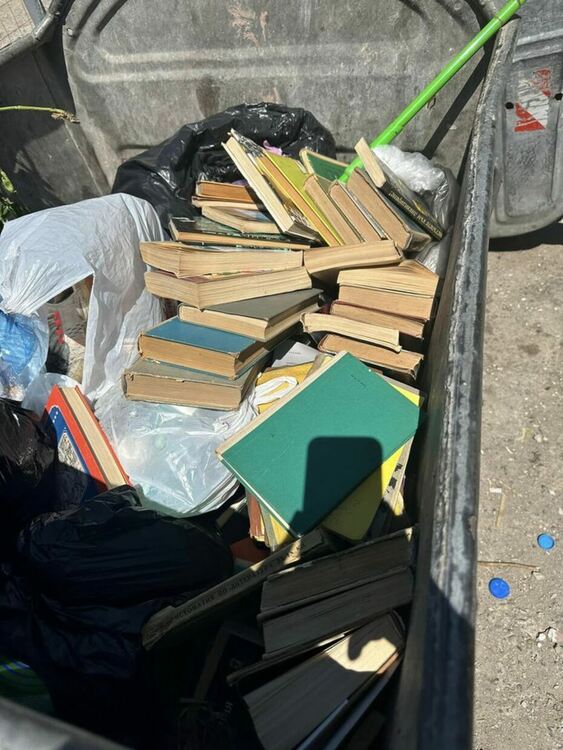 Бурна реакция във Фейсбук:Творбите на възрожденци в контейнерите за смет на „Възрожденци”