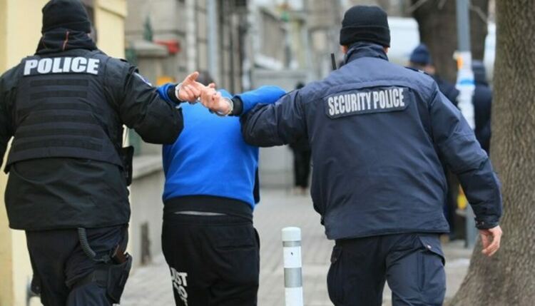 Мъж изхвърли дрога и опита да избяга от полицаи при опит за проверка