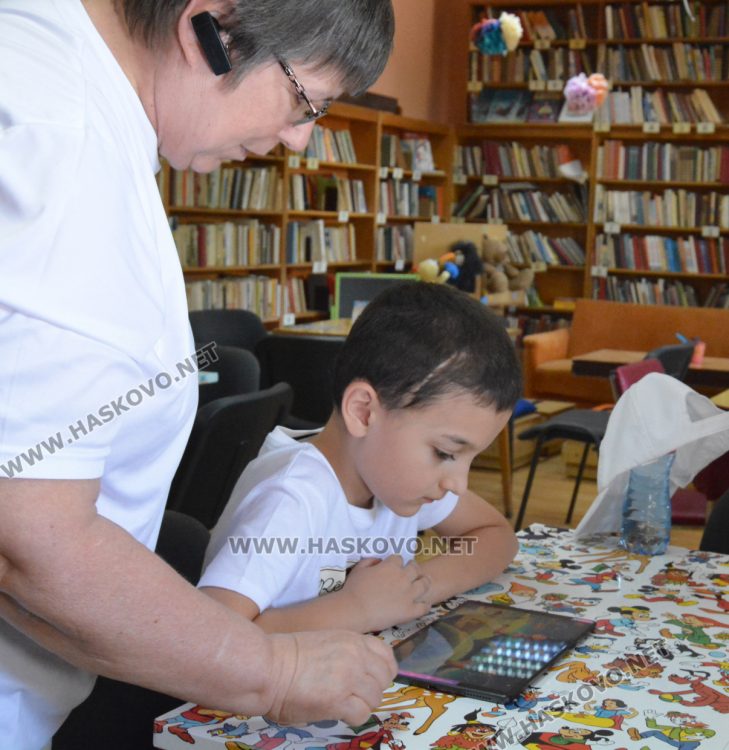 Интерактивна книжка развива въображението на децата в библиотеката в „Заря“