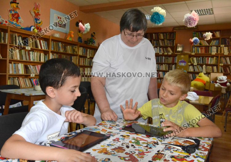 Интерактивна книжка развива въображението на децата в библиотеката в „Заря“